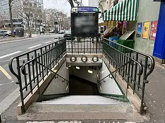 L'accès no&nbsp;2, « Rue de la Convention ».