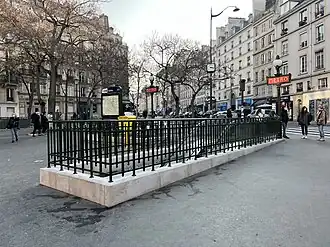 La nouvelle entrée secondaire, par escalier mécanique.