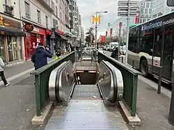 L'accès no&nbsp;2 « Avenue de Fontainebleau / Avenue Eugène Thomas».