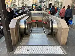 La sortie no&nbsp;2, « Rue du Four ».