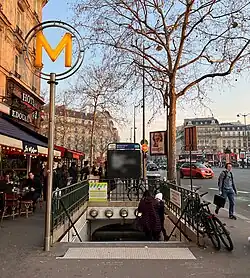 L'accès no&nbsp;8, « Rue de Rennes ».