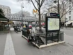 L'accès no&nbsp;2 « Avenue de La Motte-Picquet ».