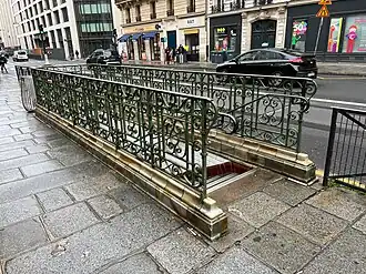 L'accès no&nbsp;2, « Rue de Châteaudun ».
