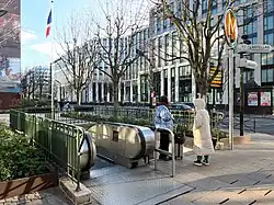 L'accès no&nbsp;1 « Place du Maréchal-Juin ».