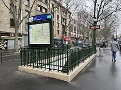 L'accès no&nbsp;3, « Rue Raymond Queneau ».