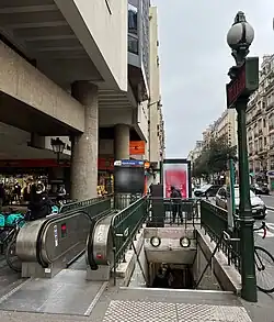 L'accès no&nbsp;1, « Centre Georges-Pompidou ».