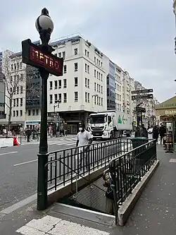 L'accès no&nbsp;2, « Rue Rambuteau ».
