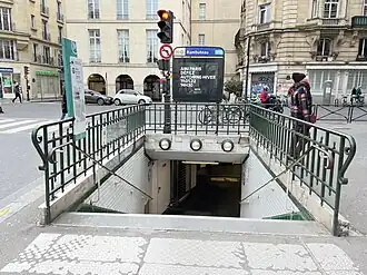 L'accès no&nbsp;4, « Rue du Grenier-Saint-Lazare ».