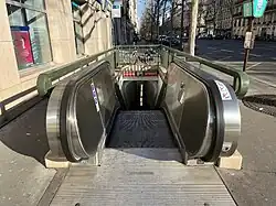 L'accès no&nbsp;3, « Boulevard de Courcelles ».