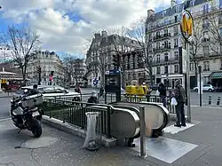 L'accès no&nbsp;1 « Avenue de Villiers ».