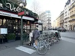 L'accès no&nbsp;1, « Place Léon-Blum ».