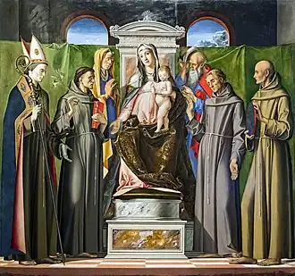 Image d'une peinture  avec au centre la Vierge à l'Enfant sur le trône entourée symétriquement de deux groupes de saints : à gauche, Louis de Toulouse, Antoine de Padoue et  Anne et à droite, Joachim, Bernardin et François de Sienne, tous tournés vers le centre. En arrière-plan, sur le haut, de part et d'autre du haut dossier du trône derrière lequel tombe lourdement le rideaux, deux demi cylindres laissent paraître deux petits fragments d'un ciel froid et nuageux.