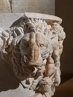 Lion droit.