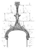 Arc en accolade amorti par un panache pédiculé.