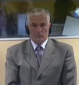 Le TPIY (gauche) condamne plusieurs personnes pour leurs actions durant la guerre. Milošević (milieu) est le premier ancien chef d'État à comparaitre devant un tribunal international mais il meurt avant le verdict. Mile Mrkšić (droite) écope de 20 ans de prison.