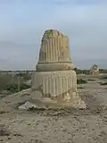 Base de colonne campaniforme d'un portique.