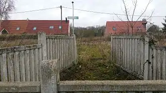 Photo montrant l'ancien accès au quai de la halte, en 2008.