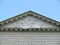 Le fronton en pierre fraîchement nettoyé.