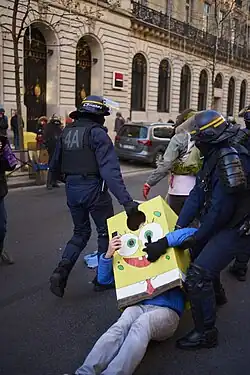Évacuation d'un activiste déguisé en Bob l’éponge