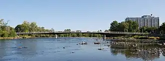 La passerelle Adàwe en direction du sud