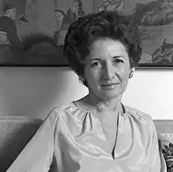 Photographie en noir et blanc d'une femme caucasienne assise, cheveux bruns coiffés en mise en pli, entre 30&nbsp;et 40&nbsp;ans