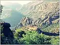 Vue du sommet d'Adad Medni sur la rivière d'Amarouz.