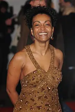 Adjoa Andoh intereprète Lady Danbury