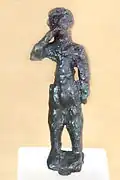 Orant (homme en prière). Bronze, H. 10 cm. Crète, Minoen moyen, 1500 AEC.