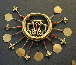 Salle 12. Boucle d'oreille en or, trésor d'Égine, -1700/-1500.