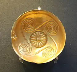 Coupe en or avec rosette et spirales