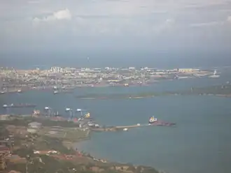 Mombasa et le port de Kilindini vu depuis Port Reitz