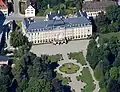 Vue aérienne du château de Donaueschingen&nbsp;(de) ; la source du Danube est visible sur la gauche de l'image, à un angle de l'édifice.