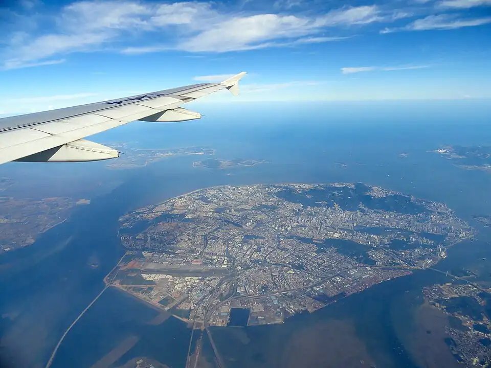 L'île de Xiamen&nbsp;(en) vue d'avion où se concentrent presque 2 millions d'habitants.