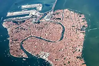 Vue aérienne du Grand Canal de Venise en S inversé.