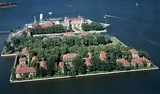 Vue aérienne d'Ellis Island, en juillet 2001.