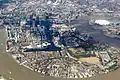 Vue aérienne de l'île aux Chiens en 2015. Le dôme du Millénaire, qui abrite l'O2 Arena, est visible sur la péninsule de Greenwich à droite (à l'est) de l'île aux Chiens.