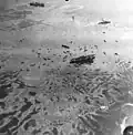 Vue aérienne du USS&nbsp;Mindanao après l'explosion du Mount Hood à Seeadler Harbor le 10 novembre 1944.