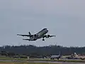 Avion de Aer Lingus décollant de l'aéroport de Santiago de Compostela