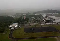 Vue aérienne de la zone d'activité de l'aéroport en 2011.