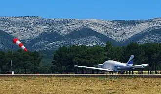 Petit avion de tourisme parqué à l'aéroport du Castellet.