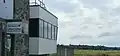 Aéroport; la piste est à l’arrière plan.