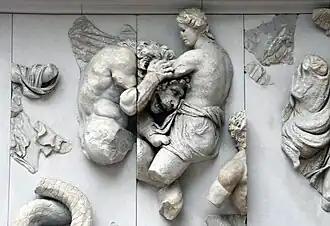 homme à tête de lion étranglé par un homme torse nu
