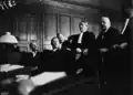 Affaires de stupéfiants, de gauche à droite, les accusés Victor Haeggi et Kampf en correctionnelle - portrait à gauche, maître Larue Chatellier et le bâtonnier Henri Robert et M. Delang expert comptable (1932).