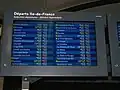 Afficheur TFT en gare de Paris-Montparnasse, présentant les prochains départs par ordre alphabétique (PIGD).
