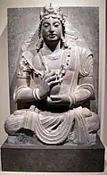 Le Bodhisattva Maitreya (Bouddha du futur) assis. Afghanistan, près de Kaboul. Schiste, VIIe – VIIIe&nbsp;siècle. Met.