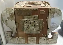Vue d'un coffre partiellement confectionné en plaques d'ivoire gravées.