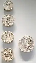Emblemata de plâtre. Médaillons en relief à thèmes hellénistiques, Ier&nbsp;siècle. Afghanistan, région du Kâpîssâ. Trésor de Begram. Musée Guimet.