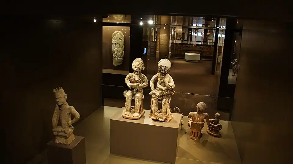 Différents personnages sculptés