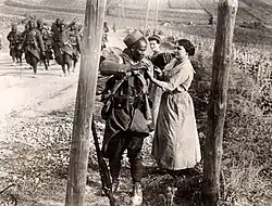 Tirailleurs se rendant au front en 1914 et recevant cadeaux et encouragements de la part de femmes métropolitaines.