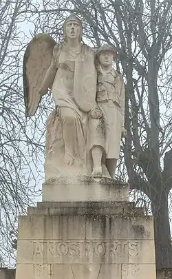 Groupe sculpté au sommet du monument